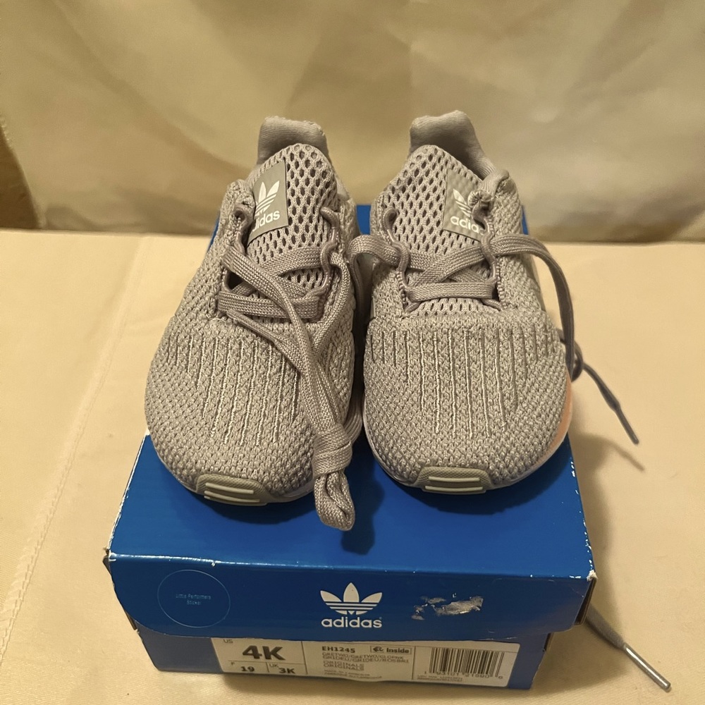 Adidas Swift Run 22 (Infant) Girls Gray and white.